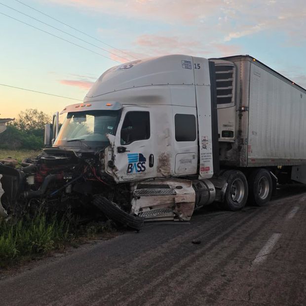Reportan Accidente Carretera Reynosa-San Fernando Entre Tráiler y Camioneta